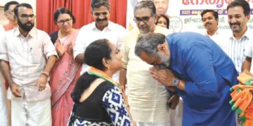 എറണാകുളം വൈഎംസിഎ ഹാളില്‍ നടന്ന യോഗത്തില്‍ ഭാരത കേസരി മന്നത്ത് പത്മനാഭന്റെ പ്രപൗത്രി ലക്ഷ്മി അനിലിനെ ബിജെപിയിലേക്ക് സംസ്ഥാന അധ്യക്ഷന്‍ രാജീവ് ചന്ദ്രശേഖര്‍ സ്വാഗതം ചെയ്യുന്നു