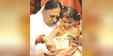 അമൃതപുരി മഠത്തില്‍ നടന്ന വിദ്യാരംഭച്ചടങ്ങില്‍ മാതാ അമൃതാനന്ദമയി ദേവി കുരുന്നിന് ആദ്യക്ഷരം കുറിക്കുന്നു