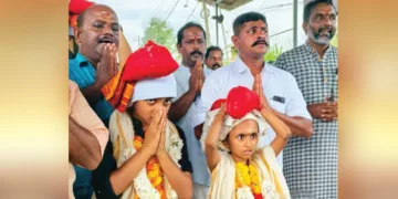 ശബരിമല മേല്‍ശാന്തി നറുക്കെടുപ്പിനായി പന്തളം കൊട്ടാരത്തില്‍ നിന്ന് കശ്യപ് വര്‍മയും മൈഥിലി കെ. വര്‍മയും സന്നിധാനത്തേക്ക് പുറപ്പെടുന്നു.