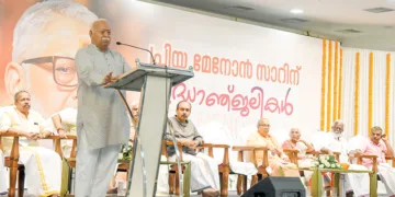 സ്മരണീയം... ആര്‍എസ്എസ് മുന്‍ പ്രാന്തസംഘചാലക് പി.ഇ.ബി. മേനോന് ശ്രദ്ധാഞ്ജലി അര്‍പ്പിക്കാന്‍ നെടുമ്പാശ്ശേരി ഇന്നേറ്റ് കണ്‍വന്‍ഷന്‍ എക്കോ ലാന്‍ഡില്‍ ചേര്‍ന്ന ചടങ്ങില്‍
സര്‍സംഘചാലക് ഡോ. മോഹന്‍ ഭാഗവത് സംസാരിക്കുന്നു. അഡ്വ. എസ്. സജി നാരായണന്‍, പ്രൊഫ. എം.എസ്. രമേശന്‍, ജസ്റ്റിസ് എന്‍. നഗരേഷ്, സ്വാമി അക്ഷയാത്മാനന്ദ, ഡോ. ആര്‍. ജഗദംബിക, കുമ്മനം രാജശേഖരന്‍, ആര്‍.വി. ബാബു സമീപം