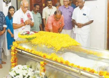 മുതിര്‍ന്ന പ്രചാരകന്‍ എസ്. സേതുമാധവന്‍, ദക്ഷിണ കേരള പ്രാന്ത കാര്യവാഹ് ടി.വി. പ്രസാദ് ബാബു എന്നിവര്‍ അന്തിമോപചാരം അര്‍പ്പിക്കുന്നു