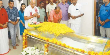 മുതിര്‍ന്ന പ്രചാരകന്‍ എസ്. സേതുമാധവന്‍, ദക്ഷിണ കേരള പ്രാന്ത കാര്യവാഹ് ടി.വി. പ്രസാദ് ബാബു എന്നിവര്‍ അന്തിമോപചാരം അര്‍പ്പിക്കുന്നു