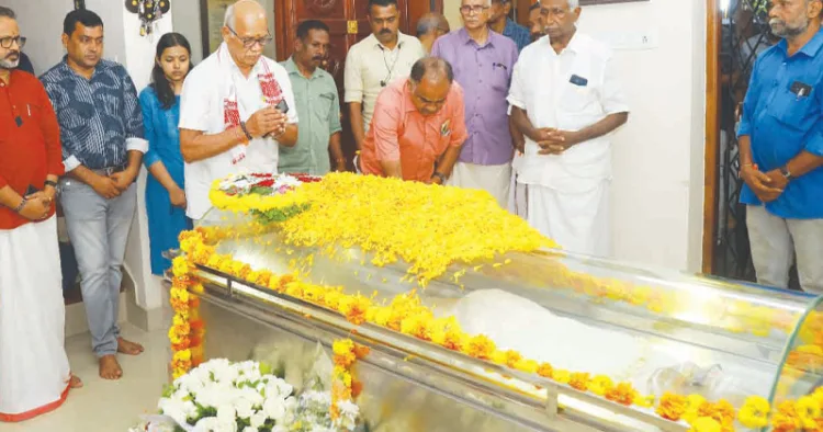 മുതിര്‍ന്ന പ്രചാരകന്‍ എസ്. സേതുമാധവന്‍, ദക്ഷിണ കേരള പ്രാന്ത കാര്യവാഹ് ടി.വി. പ്രസാദ് ബാബു എന്നിവര്‍ അന്തിമോപചാരം അര്‍പ്പിക്കുന്നു