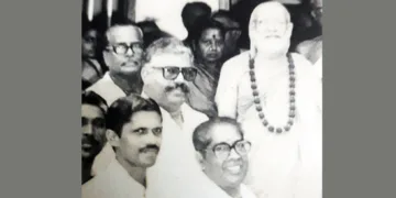 ശൃംഗേരി മാഠാധിപതിയായിരുന്ന അഭിനവ വിദ്യാതിര്‍ത്ഥ സ്വാമികള്‍ക്കൊപ്പം പി.ഇ.ബി. മേനോന്‍. മുന്‍ കാലടി താലൂക്ക് സംഘചാലക് സ്വര്‍ഗീയ പി.എന്‍. രാജന്‍, പ്രൊഫ. കെ.എസ്.ആര്‍. പണിക്കര്‍ സമീപം (ഫയല്‍ ഫോട്ടോ)