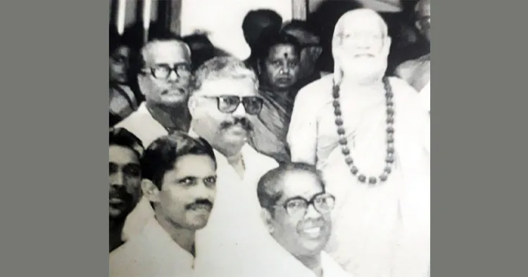 ശൃംഗേരി മാഠാധിപതിയായിരുന്ന അഭിനവ വിദ്യാതിര്‍ത്ഥ സ്വാമികള്‍ക്കൊപ്പം പി.ഇ.ബി. മേനോന്‍. മുന്‍ കാലടി താലൂക്ക് സംഘചാലക് സ്വര്‍ഗീയ പി.എന്‍. രാജന്‍, പ്രൊഫ. കെ.എസ്.ആര്‍. പണിക്കര്‍ സമീപം (ഫയല്‍ ഫോട്ടോ)