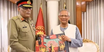 വടക്ക് കിഴക്കന്‍ സംസ്ഥാനങ്ങള്‍ ബംഗ്ലാദേശില്‍ ഉള്‍പ്പെടുത്തിക്കൊണ്ടുള്ള ഭൂപടം പാകിസ്ഥാന്‍റെ പട്ടാള ജനറലിന് മുഹമ്മദ് യൂനസ് സമ്മാനിക്കുന്നു