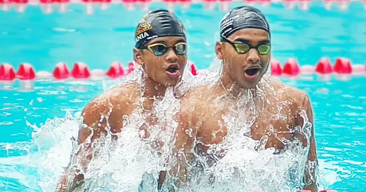 സീനിയര്‍ ആണ്‍കുട്ടികളുടെ 400 മീറ്റര്‍ ഫ്രീസ്റ്റൈലില്‍ സ്വര്‍ണം നേടിയ മൊങ്കം തീര്‍ദ്ധു സാമദേവും ജൂനിയര്‍ ആണ്‍കുട്ടികളുടെ 400 മീറ്റര്‍ ഫ്രീസ്റ്റൈലില്‍ സ്വര്‍ണം നേടിയ അനുജന്‍ മൊങ്കം യഗ്‌നസായിയും സ്വര്‍ണം നേടിയ സന്തോഷത്തില്‍ നീന്തല്‍ക്കുളത്തിലിറങ്ങിയപ്പോള്‍