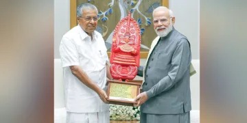 ന്യൂദല്‍ഹിയില്‍ പ്രധാനമന്ത്രി നരേന്ദ്ര മോദിയെ സന്ദര്‍ശിച്ച മുഖ്യമന്ത്രി പിണറായി വിജയന്‍ ഭൈരവന്‍ തെയ്യ ശില്പം സമ്മാനിക്കുന്നു