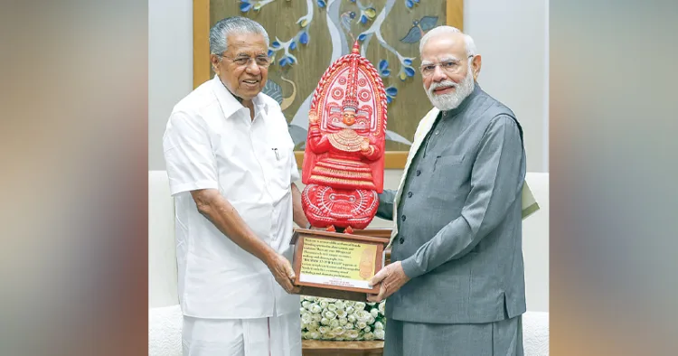 ന്യൂദല്‍ഹിയില്‍ പ്രധാനമന്ത്രി നരേന്ദ്ര മോദിയെ സന്ദര്‍ശിച്ച മുഖ്യമന്ത്രി പിണറായി വിജയന്‍ ഭൈരവന്‍ തെയ്യ ശില്പം സമ്മാനിക്കുന്നു