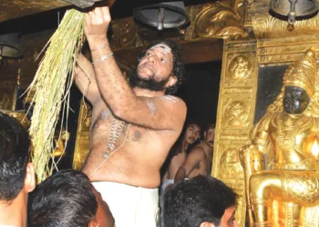 2016 ആഗസ്ത് 8ന് നിറപ്പുത്തരിക്ക് മേല്‍ശാന്തി ഇ.എസ്. ശങ്കരന്‍ നമ്പൂതിരി നിറപുത്തരി ചടങ്ങുകള്‍ക്ക് നേതൃതം നല്‍കുന്ന ചിത്രം. പിന്നില്‍ സ്വര്‍ണം പൊതിഞ്ഞ ദ്വാരപാലകരെയും കാണാം