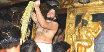 2016 ആഗസ്ത് 8ന് നിറപ്പുത്തരിക്ക് മേല്‍ശാന്തി ഇ.എസ്. ശങ്കരന്‍ നമ്പൂതിരി നിറപുത്തരി ചടങ്ങുകള്‍ക്ക് നേതൃതം നല്‍കുന്ന ചിത്രം. പിന്നില്‍ സ്വര്‍ണം പൊതിഞ്ഞ ദ്വാരപാലകരെയും കാണാം