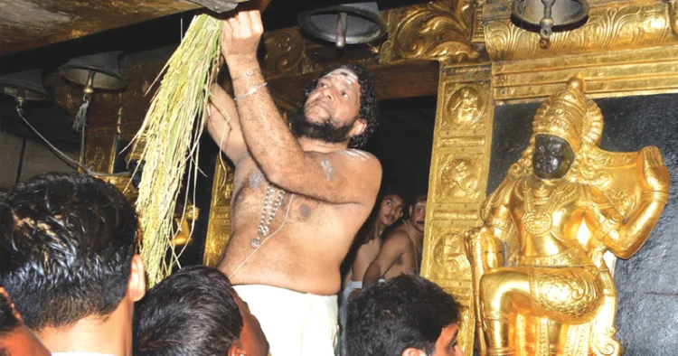 2016 ആഗസ്ത് 8ന് നിറപ്പുത്തരിക്ക് മേല്‍ശാന്തി ഇ.എസ്. ശങ്കരന്‍ നമ്പൂതിരി നിറപുത്തരി ചടങ്ങുകള്‍ക്ക് നേതൃതം നല്‍കുന്ന ചിത്രം. പിന്നില്‍ സ്വര്‍ണം പൊതിഞ്ഞ ദ്വാരപാലകരെയും കാണാം