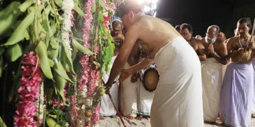 ശ്രീപത്മനാഭസ്വാമി ക്ഷേത്രത്തിലെ അല്പശിഉത്സവത്തിന്റെ ഭാഗമായി നടന്ന പള്ളിവേട്ടയില്‍ ക്ഷേത്രസ്ഥാനി മൂലംതിരുനാള്‍ രാമവര്‍മ്മ വേട്ടക്കളത്തില്‍ അമ്പെയ്യുന്നു