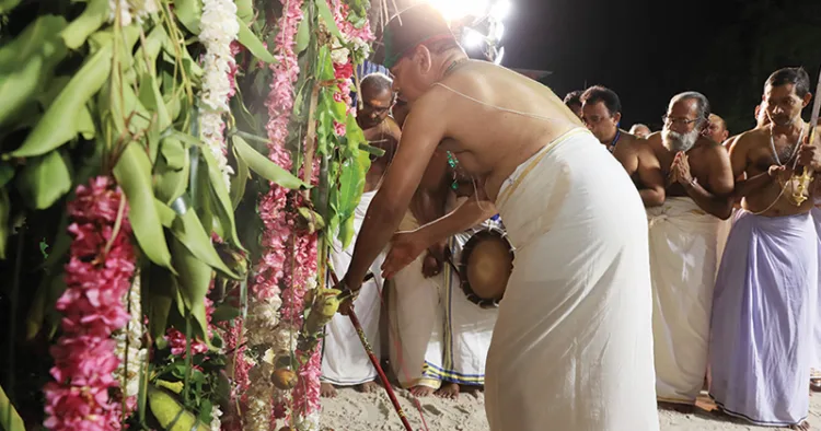 ശ്രീപത്മനാഭസ്വാമി ക്ഷേത്രത്തിലെ അല്പശിഉത്സവത്തിന്റെ ഭാഗമായി നടന്ന പള്ളിവേട്ടയില്‍ ക്ഷേത്രസ്ഥാനി മൂലംതിരുനാള്‍ രാമവര്‍മ്മ വേട്ടക്കളത്തില്‍ അമ്പെയ്യുന്നു