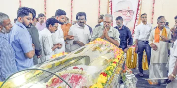 കഴിഞ്ഞ ദിവസം അന്തരിച്ച മുന്‍ പ്രാന്ത സംഘചാലക് പി.ഇ.ബി. മേനോന്റെ ഭൗതികശരീരം ആലുവ എംജി ടൗണ്‍ഹാളില്‍ പൊതുദര്‍ശനത്തിന് വച്ചപ്പോള്‍ ആര്‍എസ്എസ് ദക്ഷിണ ക്ഷേത്ര കാര്യവാഹ് എം. രാധാകൃഷ്ണന്‍ അന്ത്യാഞ്ജലി അര്‍പ്പിക്കുന്നു