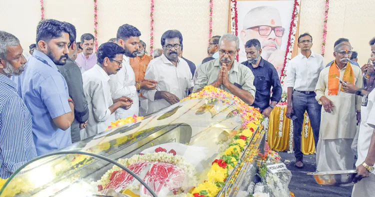 കഴിഞ്ഞ ദിവസം അന്തരിച്ച മുന്‍ പ്രാന്ത സംഘചാലക് പി.ഇ.ബി. മേനോന്റെ ഭൗതികശരീരം ആലുവ എംജി ടൗണ്‍ഹാളില്‍ പൊതുദര്‍ശനത്തിന് വച്ചപ്പോള്‍ ആര്‍എസ്എസ് ദക്ഷിണ ക്ഷേത്ര കാര്യവാഹ് എം. രാധാകൃഷ്ണന്‍ അന്ത്യാഞ്ജലി അര്‍പ്പിക്കുന്നു