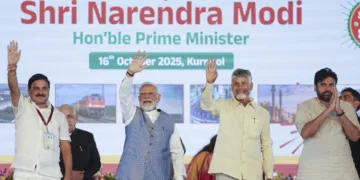 ആന്ധ്രാപ്രദേശ് മുഖ്യമന്ത്രി ചന്ദ്രബാബു നായിഡുവും ഉപമുഖ്യമന്ത്രി പവൻ കല്യാണും പ്രധാനമന്ത്രി നരേന്ദ്ര മോദിയോടൊപ്പം കർണൂലിൽ