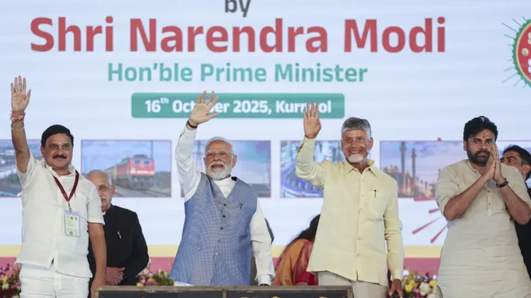 ആന്ധ്രാപ്രദേശ് മുഖ്യമന്ത്രി ചന്ദ്രബാബു നായിഡുവും ഉപമുഖ്യമന്ത്രി പവൻ കല്യാണും പ്രധാനമന്ത്രി നരേന്ദ്ര മോദിയോടൊപ്പം കർണൂലിൽ