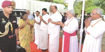 പാലാ സെന്റ് തോമസ് കോളജ് പ്ലാറ്റിനം ജൂബിലി ആഘോഷ സമാപനം ഉദ്ഘാടനം ചെയ്യാനെത്തിയ രാഷ്ട്രപതി ദ്രൗപദി മുര്‍മുവിനെ കേന്ദ്ര മന്ത്രി ജോര്‍ജ് കുര്യന്‍, മന്ത്രി റോഷി അഗസ്റ്റിന്‍, മാണി. സി. കാപ്പന്‍ എംഎല്‍എ, ബിഷപ്പ് ജോസഫ് കല്ലറങ്ങാട്ട് തുടങ്ങിയവര്‍ ചേര്‍ന്ന് സ്വീകരിക്കുന്നു. ഗവര്‍ണര്‍ വിശ്വനാഥ് ആര്‍ലേക്കര്‍ സമീപം