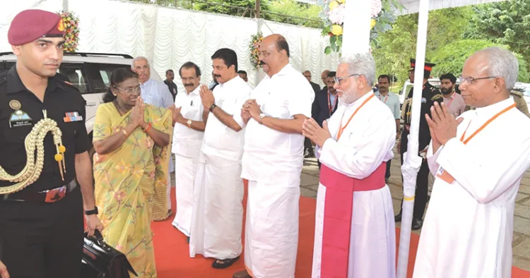 പാലാ സെന്റ് തോമസ് കോളജ് പ്ലാറ്റിനം ജൂബിലി ആഘോഷ സമാപനം ഉദ്ഘാടനം ചെയ്യാനെത്തിയ രാഷ്ട്രപതി ദ്രൗപദി മുര്‍മുവിനെ കേന്ദ്ര മന്ത്രി ജോര്‍ജ് കുര്യന്‍, മന്ത്രി റോഷി അഗസ്റ്റിന്‍, മാണി. സി. കാപ്പന്‍ എംഎല്‍എ, ബിഷപ്പ് ജോസഫ് കല്ലറങ്ങാട്ട് തുടങ്ങിയവര്‍ ചേര്‍ന്ന് സ്വീകരിക്കുന്നു. ഗവര്‍ണര്‍ വിശ്വനാഥ് ആര്‍ലേക്കര്‍ സമീപം