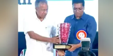 പി.വി. സാമി പുരസ്‌കാരം കെ. മാധവന് മുഖ്യമന്ത്രി പിണറായി വിജയന്‍ സമ്മാനിക്കുന്നു