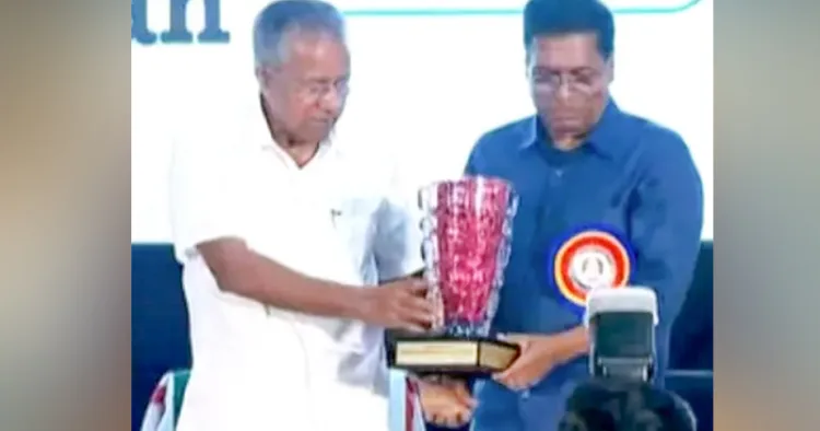 പി.വി. സാമി പുരസ്‌കാരം കെ. മാധവന് മുഖ്യമന്ത്രി പിണറായി വിജയന്‍ സമ്മാനിക്കുന്നു