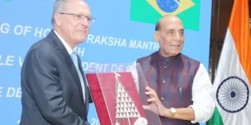 ന്യൂദല്‍ഹിയില്‍ എത്തിയ ബ്രസീല്‍ വൈസ് പ്രസിഡന്റ് ജെറാള്‍ഡോ അല്‍ക്മിനെ കേന്ദ്ര പ്രതിരോധ മന്ത്രി രാജ്നാഥ് സിങ് മൊമന്റോ നല്‍കി സ്വീകരിക്കുന്നു