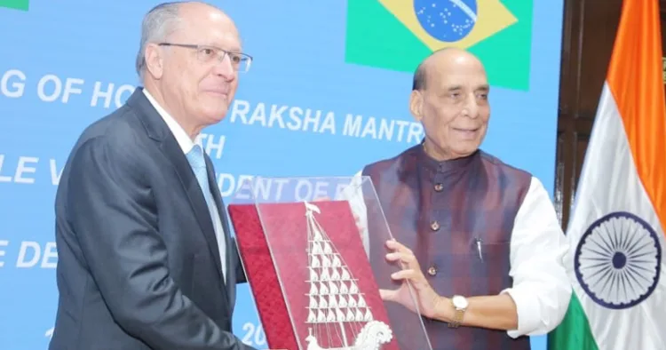 ന്യൂദല്‍ഹിയില്‍ എത്തിയ ബ്രസീല്‍ വൈസ് പ്രസിഡന്റ് ജെറാള്‍ഡോ അല്‍ക്മിനെ കേന്ദ്ര പ്രതിരോധ മന്ത്രി രാജ്നാഥ് സിങ് മൊമന്റോ നല്‍കി സ്വീകരിക്കുന്നു
