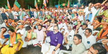 ശബരിമലയിലെ സ്വര്‍ണക്കൊള്ളയ്‌ക്കെതിരെ ബിജെപി സെക്രട്ടേറിയറ്റിന് മുന്നില്‍ സംഘടിപ്പിക്കുന്ന രാപകല്‍ സമരത്തിന്
സംസ്ഥാന അധ്യക്ഷന്‍ രാജീവ് ചന്ദ്രശേഖര്‍ നേതൃത്വം നല്‍കുന്നു