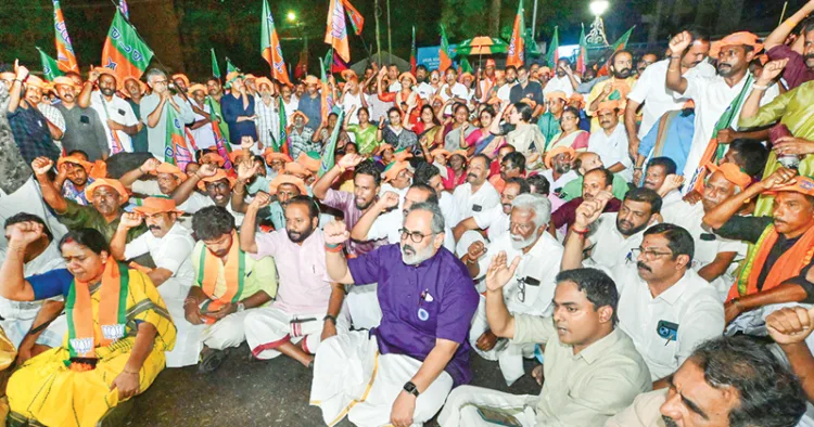 ശബരിമലയിലെ സ്വര്‍ണക്കൊള്ളയ്‌ക്കെതിരെ ബിജെപി സെക്രട്ടേറിയറ്റിന് മുന്നില്‍ സംഘടിപ്പിക്കുന്ന രാപകല്‍ സമരത്തിന്
സംസ്ഥാന അധ്യക്ഷന്‍ രാജീവ് ചന്ദ്രശേഖര്‍ നേതൃത്വം നല്‍കുന്നു