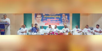 തിരുവിതാംകൂര്‍ മലയരയ മഹാസഭ സ്ഥാപകന്‍ രാമന്‍ മേട്ടൂരിന്റെ ജന്മദിനാഘോഷം മുണ്ടക്കയത്ത് പന്തളം രാജകുടുംബാംഗവും ശബരിമല അയ്യപ്പസേവാ സമാജം സംസ്ഥാന അധ്യക്ഷനുമായ പുണര്‍തം തിരുനാള്‍ നാരായണവര്‍മ്മ ഉദ്ഘാടനം ചെയ്യുന്നു