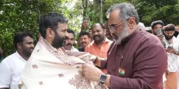 ശബരിമലയിലെ പുതിയ മേൽശാന്തിയായി തിരഞ്ഞെടുക്കപ്പെട്ട എറണൂർ മനയിലെ ഇ.ഡി പ്രസാദിന്റെ വസതിയിലെത്തി ബിജെപി സംസ്ഥാന അധ്യക്ഷൻ ആശംസകൾ അറിയിക്കുന്നു