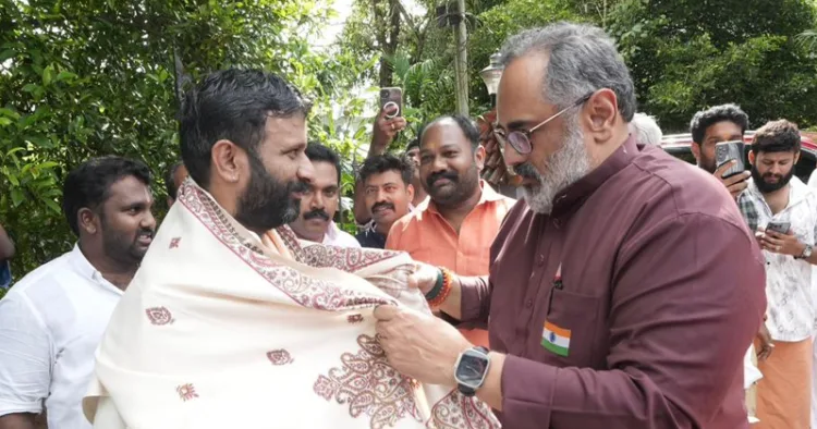 ശബരിമലയിലെ പുതിയ മേൽശാന്തിയായി തിരഞ്ഞെടുക്കപ്പെട്ട എറണൂർ മനയിലെ ഇ.ഡി പ്രസാദിന്റെ വസതിയിലെത്തി ബിജെപി സംസ്ഥാന അധ്യക്ഷൻ ആശംസകൾ അറിയിക്കുന്നു