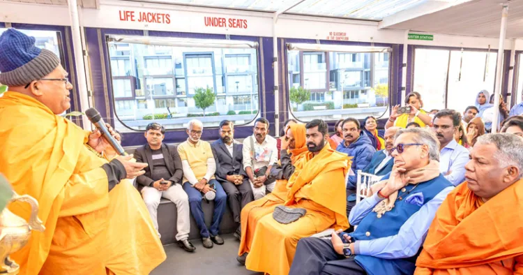 ആസ്‌ട്രേലിയയിലെ മെല്‍ബെണില്‍ ശ്രീനാരായണഗുരു സോഷ്യല്‍ സൊസൈറ്റിയുടെ ആഭിമുഖ്യത്തില്‍ നടന്ന ഗുരുദര്‍ശന സമീക്ഷ ശ്രീനാരായണ ധര്‍മസംഘം ട്രസ്റ്റ് പ്രസിഡന്റ് സ്വാമി സച്ചിദാനന്ദ ഉദ്ഘാടനം ചെയ്യുന്നു