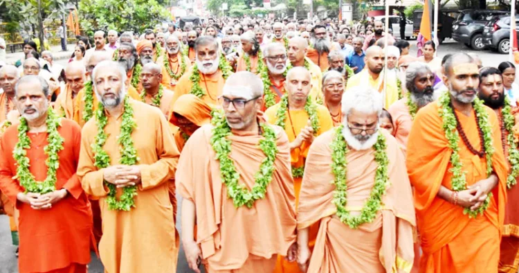 മാര്‍ഗദര്‍ശക് മണ്ഡല്‍ ധര്‍മരക്ഷാ സംഗമത്തിനു മുന്നോടിയായി എറണാകുളത്ത് സംന്യാസിമാരുടെ നേതൃത്വത്തില്‍ നടത്തിയ ശോഭായാത്ര