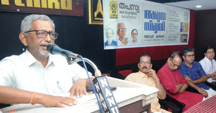 തപസ്യയുടെ 'അമൃതസ്മൃതി' ഭാരതീയ വിചാരകേന്ദ്രം ഡയറക്ടര്‍ ആര്‍. സഞ്ജയന്‍ ഉദ്ഘാടനം ചെയ്യുന്നു