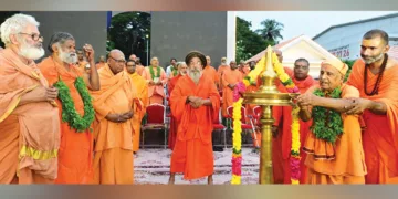 ധര്‍മ സന്ദേശയാത്രയുടെ സമാപന സമ്മേളനം ഗാന്ധി പാര്‍ക്കില്‍ സ്വാമി സ്വപ്രഭാനന്ദ ഭദ്രദീപം തെളിയിച്ച് ഉദ്ഘാടനം ചെയ്യുന്നു