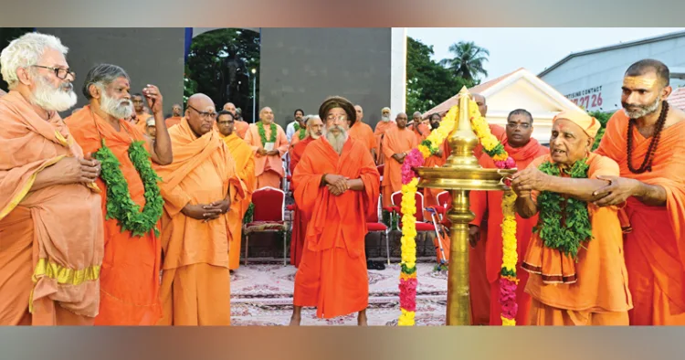 ധര്‍മ സന്ദേശയാത്രയുടെ സമാപന സമ്മേളനം ഗാന്ധി പാര്‍ക്കില്‍ സ്വാമി സ്വപ്രഭാനന്ദ ഭദ്രദീപം തെളിയിച്ച് ഉദ്ഘാടനം ചെയ്യുന്നു