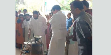 സംസ്ഥാന സ്‌കൂള്‍ കായിക മേളയുടെ മുഖ്യ അടുക്കളയുടെ പാലുകാച്ചല്‍ വിദ്യാഭ്യാസ മന്ത്രി വി.ശിവന്‍കുട്ടി നിര്‍വഹിക്കുന്നു