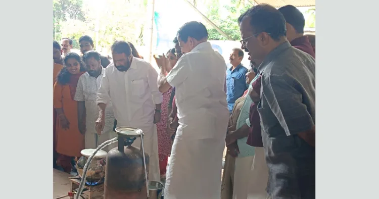 സംസ്ഥാന സ്‌കൂള്‍ കായിക മേളയുടെ മുഖ്യ അടുക്കളയുടെ പാലുകാച്ചല്‍ വിദ്യാഭ്യാസ മന്ത്രി വി.ശിവന്‍കുട്ടി നിര്‍വഹിക്കുന്നു