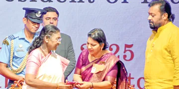 എറണാകുളം സെന്റ് തെരേസാസ് കോളജ് ശതാബ്ദി ആഘോഷ പരിപാടിയില്‍ മുഖ്യാതിഥിയായി പങ്കെടുത്ത രാഷ്ട്രപതി ദ്രൗപദി മുര്‍മുവിന് പ്രിന്‍സിപ്പല്‍ ഡോ. അനു ജോസഫ് ഉപഹാരം സമ്മാനിക്കുന്നു. ഗവര്‍ണര്‍ രാജേന്ദ്ര വിശ്വനാഥ് ആര്‍ലേക്കര്‍, കേന്ദ്രമന്ത്രി സുരേഷ് ഗോപി സമീപം