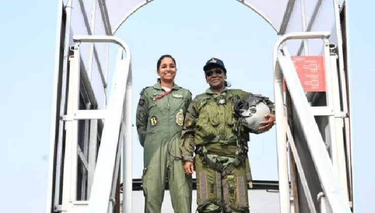 ശിവാംഗി സിങ്ങിനൊപ്പം രാഷ്ട്രപതി ദ്രൗപദി മുര്‍മു