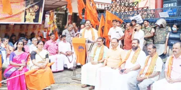 തിരുവിതാംകൂര്‍ ദേവസ്വം എംപ്‌ളോയീസ് സംഘ് ദേവസ്വം ബോര്‍ഡ് ആസ്ഥാനത്തേക്ക് സംഘടിപ്പിച്ച പ്രതിഷേധ മാര്‍ച്ചും
ധര്‍ണയും ബിഎംസ് സംസ്ഥാന പ്രസിഡന്റ് ശിവജി സുദര്‍ശന്‍ ഉദ്ഘാടനം ചെയ്യുന്നു.