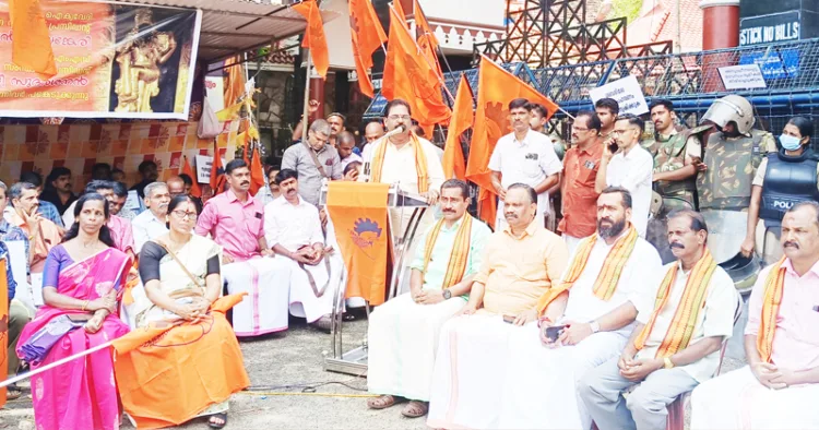 തിരുവിതാംകൂര്‍ ദേവസ്വം എംപ്‌ളോയീസ് സംഘ് ദേവസ്വം ബോര്‍ഡ് ആസ്ഥാനത്തേക്ക് സംഘടിപ്പിച്ച പ്രതിഷേധ മാര്‍ച്ചും
ധര്‍ണയും ബിഎംസ് സംസ്ഥാന പ്രസിഡന്റ് ശിവജി സുദര്‍ശന്‍ ഉദ്ഘാടനം ചെയ്യുന്നു.