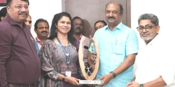 ഖാര്‍ദുംഗ് ലാ പാസ് കീഴടക്കിയ സോജ സിയയെ ധനമന്ത്രി
കെ. എന്‍. ബാലഗോപാല്‍ അഭിനന്ദിക്കുന്നു. സമീപം കെഎസ്എഫ്ഇ ചെയര്‍മാന്‍ കെ. വരദരാജന്‍, എംഡി ഡോ. എസ്. കെ. സനില്‍.