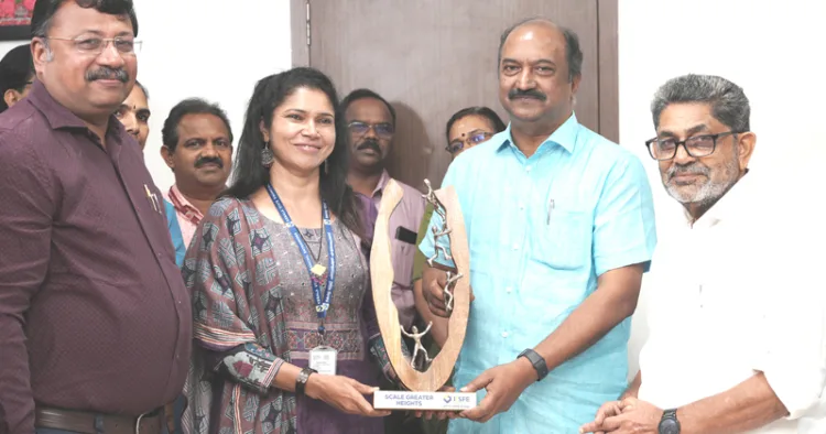 ഖാര്‍ദുംഗ് ലാ പാസ് കീഴടക്കിയ സോജ സിയയെ ധനമന്ത്രി
കെ. എന്‍. ബാലഗോപാല്‍ അഭിനന്ദിക്കുന്നു. സമീപം കെഎസ്എഫ്ഇ ചെയര്‍മാന്‍ കെ. വരദരാജന്‍, എംഡി ഡോ. എസ്. കെ. സനില്‍.