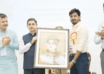 തമിഴ്‌നാട് ഗവര്‍ണര്‍ ആര്‍.എന്‍.രവി ക്ക് സമ്മിറ്റ് കോര്‍ഡിനേറ്റര്‍
ആര്‍.ഇന്ദുചൂഡന്‍ സ്വാമി വിവേകാന്ദന്റെ ഛായാചിത്രം ഉപഹാരമായി കൈമാറുന്നു. ദേശീയ സംഘടനാ സെക്രട്ടറി ആശിഷ്
ചൗഹാന്‍, ഐ.ഐ.ടി മദ്രാസ് ഡയറക്ടര്‍ പ്രൊഫ.വി.കാമകോടി
എന്നിവര്‍ സമീപം.