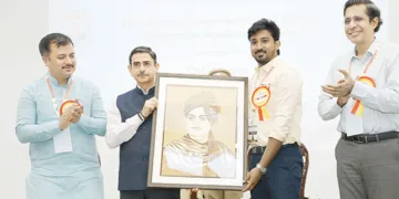 തമിഴ്‌നാട് ഗവര്‍ണര്‍ ആര്‍.എന്‍.രവി ക്ക് സമ്മിറ്റ് കോര്‍ഡിനേറ്റര്‍
ആര്‍.ഇന്ദുചൂഡന്‍ സ്വാമി വിവേകാന്ദന്റെ ഛായാചിത്രം ഉപഹാരമായി കൈമാറുന്നു. ദേശീയ സംഘടനാ സെക്രട്ടറി ആശിഷ്
ചൗഹാന്‍, ഐ.ഐ.ടി മദ്രാസ് ഡയറക്ടര്‍ പ്രൊഫ.വി.കാമകോടി
എന്നിവര്‍ സമീപം.