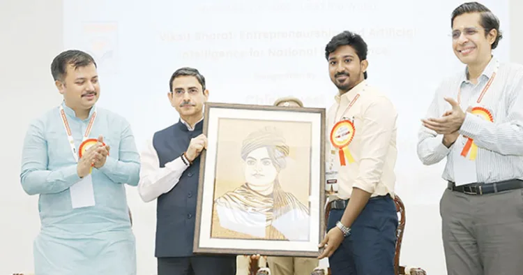 തമിഴ്‌നാട് ഗവര്‍ണര്‍ ആര്‍.എന്‍.രവി ക്ക് സമ്മിറ്റ് കോര്‍ഡിനേറ്റര്‍
ആര്‍.ഇന്ദുചൂഡന്‍ സ്വാമി വിവേകാന്ദന്റെ ഛായാചിത്രം ഉപഹാരമായി കൈമാറുന്നു. ദേശീയ സംഘടനാ സെക്രട്ടറി ആശിഷ്
ചൗഹാന്‍, ഐ.ഐ.ടി മദ്രാസ് ഡയറക്ടര്‍ പ്രൊഫ.വി.കാമകോടി
എന്നിവര്‍ സമീപം.