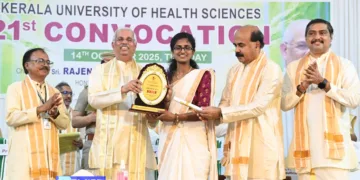 കേരള ആരോഗ്യ ശാസ്ത്ര സര്‍വകലാശാലയുടെ ഇരുപത്തിയൊന്നാമത് ബിരുദദാന ചടങ്ങില്‍ ഗവര്‍ണര്‍ രാജേന്ദ്ര
വിശ്വനാഥ് ആര്‍ലേക്കര്‍ സര്‍ട്ടിഫിക്കറ്റുകള്‍ വിതരണം ചെയ്യുന്നു